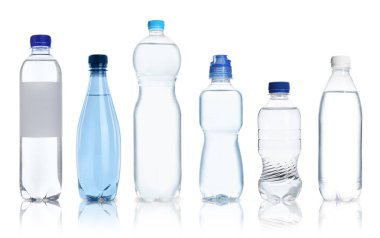 Beyaz arka planda su bulunan plastik şişeler, hazır.