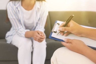 Ofiste bir kadınla çalışan psikolog, yakın plan.