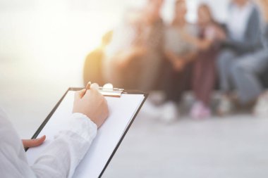 Ofiste çalışan aile psikologu, seçici odaklanma