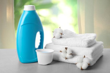 Kumaş yumuşatıcı, havlu ve pamuk çiçekleri odanın penceresinin önünde.