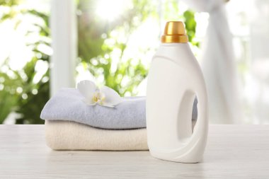 Kumaş yumuşatıcı ve havlular odanın penceresinin önünde.