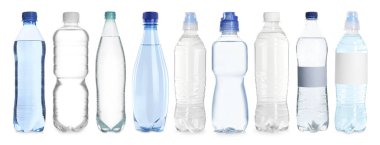 Beyaz arka planda su bulunan plastik şişeler, hazır.