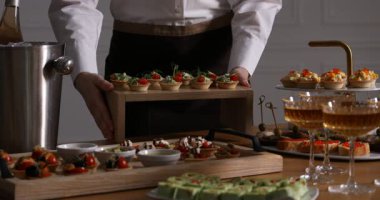 Garson açık büfe için aperatifleri hazırlıyor, yakın plan.