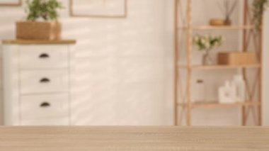 İçerideki ahşap masaya güzel yasemin çiçekleri koyan kadın, yakın plan.