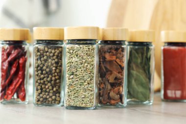 Kapalı kapılar ardında kavanozlarda farklı aromatik baharatlar var.