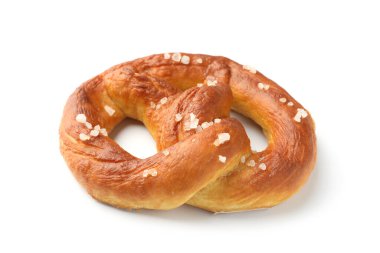 Lezzetli kraker, beyaz üzerine tuz dökülmüş.