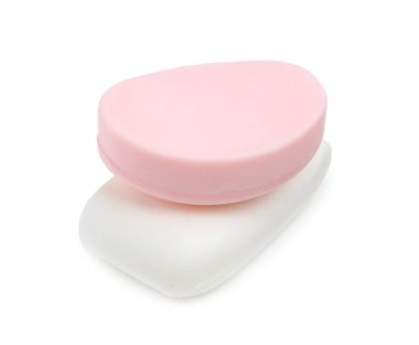 Beyaza izole edilmiş iki sabun çubuğu. Kişisel temizlik.