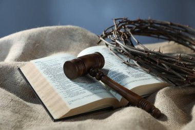 Yargıç tokmağı, İncil ve çuval bezi üzerinde dikenli taç, yakın plan.