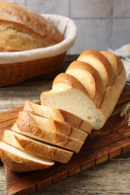 Tahta masada ekmek dilimi, yakın plan.