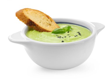 Lezzetli bezelye kremalı çorba fesleğen ve kızarmış ekmek.