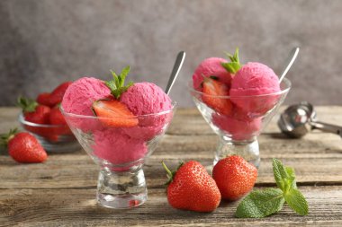 Çilekli şerbet ve ahşap masada servis edilen nane.