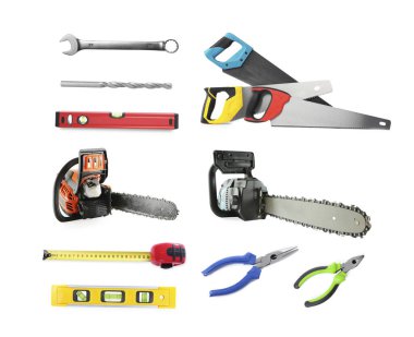 Beyaz zemin üzerinde farklı testereler ve diğer ekipmanlar, set