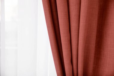 Güzel koyu kırmızı perdeli bir pencere. İç tasarım