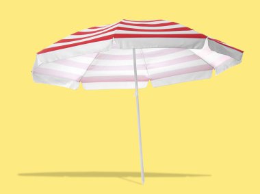 Sarı arka planda kırmızı çizgili plaj şemsiyesi.