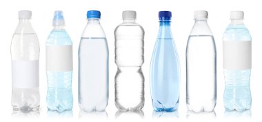 Beyaz arka planda su bulunan plastik şişeler, hazır.