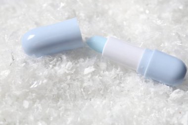 Yapay karda nemlendirici dudak kremi, yakın plan. Kış bakımı