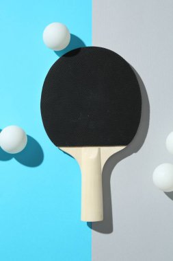 Renkli arka planda pinpon raketi ve topları düz yatıyordu.