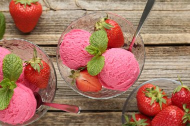 Çilekli şerbet ve ahşap masada servis edilen nane şekeri.