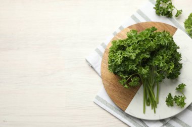 Açık ahşap masada taze maydanoz, üst manzara. Metin için boşluk