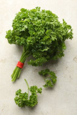 Işık masasında bir demet taze maydanoz.