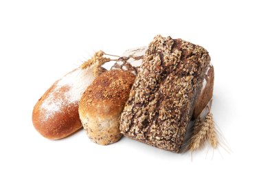 Taze ekmek somunları ve dikenler beyaz üzerine izole edilmiş.