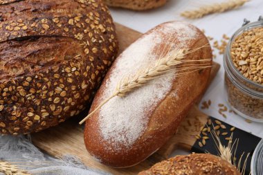 Taze ekmek somunları ve çiviler beyaz masada, düz yatıyordu.