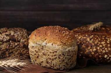 Taze pişmiş somunlar ve çiviler ahşap masada, yakın plan