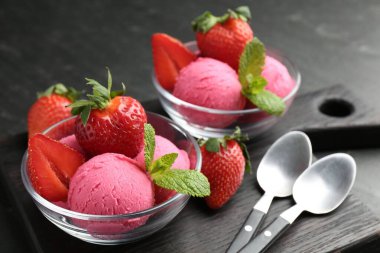 Tazeleyici şerbet, çilek, nane ve kaşıklar gri masada, yakın plan.