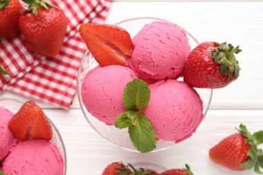 Serinletici şerbet, çilek ve nane şekeri beyaz ahşap masa, düz uzanma