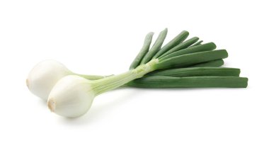 Taze taze soğanlar, beyazda izole edilmiş.