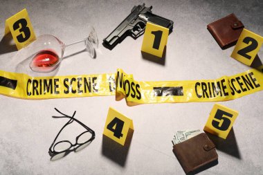 Adli tıp uzmanlığı. Açık gri arka planda delil, işaret ve polis bandı olan suç mahalli.