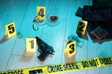 Adli tıp uzmanlığı. Kanıt, işaret ve polis bandıyla dolu bir suç mahalli. Renkli tonlama efekti