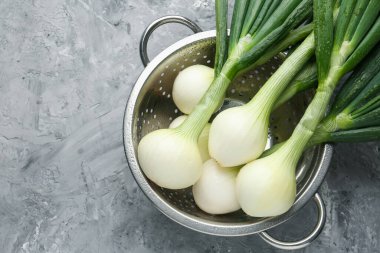 Gri desenli masada taze taze taze taze soğan, üst manzara. Metin için boşluk