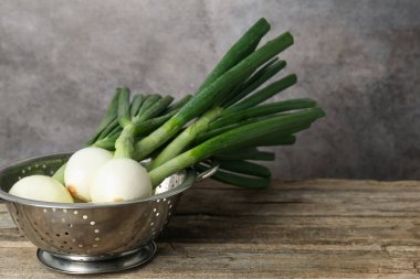 Tahta masada taze taze taze soğan kevgir.