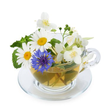 Cam bardakta aromatik bitki çayı ve beyaz bardakta izole edilmiş çiçekler.