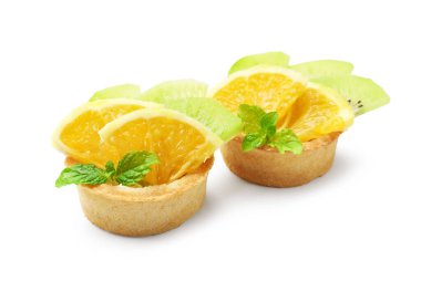 Beyaza izole edilmiş nane ve meyveli tart. Tatlı nefis.