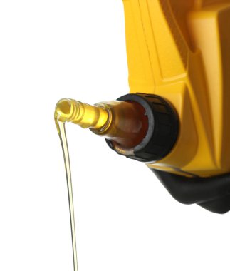 Sarı teneke kutudan motor yağı dökülüyor.