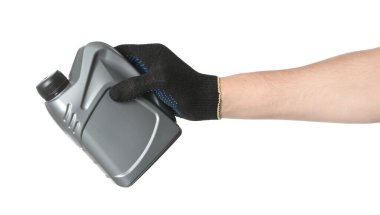 Beyaz arka planda gri motor yağı kutusu olan adam, yakın plan.