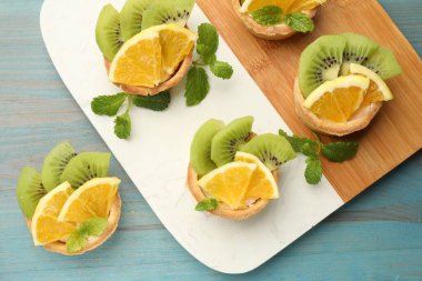 Meyveli tart ve açık mavi ahşap masada nane şekeri. Tatlı nefis.