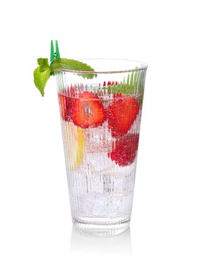 Çilekli, limonlu ve naneli tatlı bir içecek.