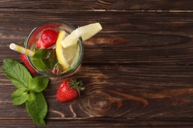 Çilekli, limonlu ve nane şekerli bir içecek. Metin için boşluk