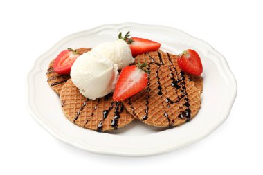 Beyaz üzerine izole edilmiş dondurma, çilek ve çikolata soslu Lezzetli Hollanda waffleları (stroopwafels)
