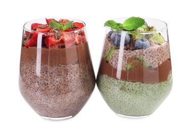 Chia tohumlu, nane ve böğürtlenli, beyaz bardaklı lezzetli çikolatalı pudingler.