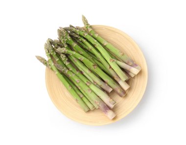 Taze çiğ kuşkonmaz mızrakları beyaza izole edilmiş.