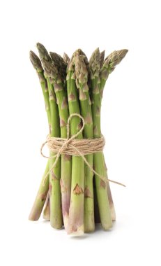 Bir grup taze çiğ kuşkonmaz mızrağı beyaz üzerine izole edilmiş.