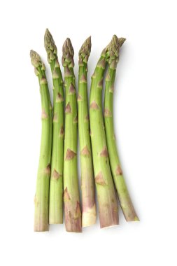 Taze çiğ kuşkonmaz mızrakları beyaza izole edilmiş.