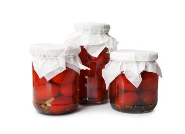 Kavanozlarda domates turşusu.