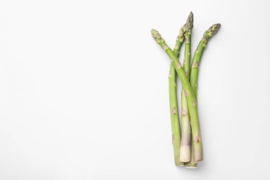 Beyaz arka planda taze taze çiğ kuşkonmaz. Metin için boşluk