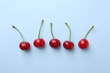 Hafif arka planda taze kirazlar, düz uzanmış.
