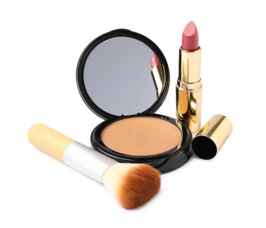 Beyaz üzerine ayna, fırça ve ruj sürülmüş açık yüz pudrası